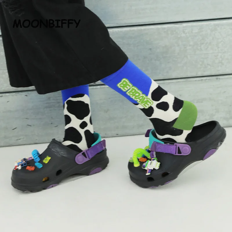 Djevojke koriste pamučne čarape s uzorcima goveda i zabavne čarape s uzorcima