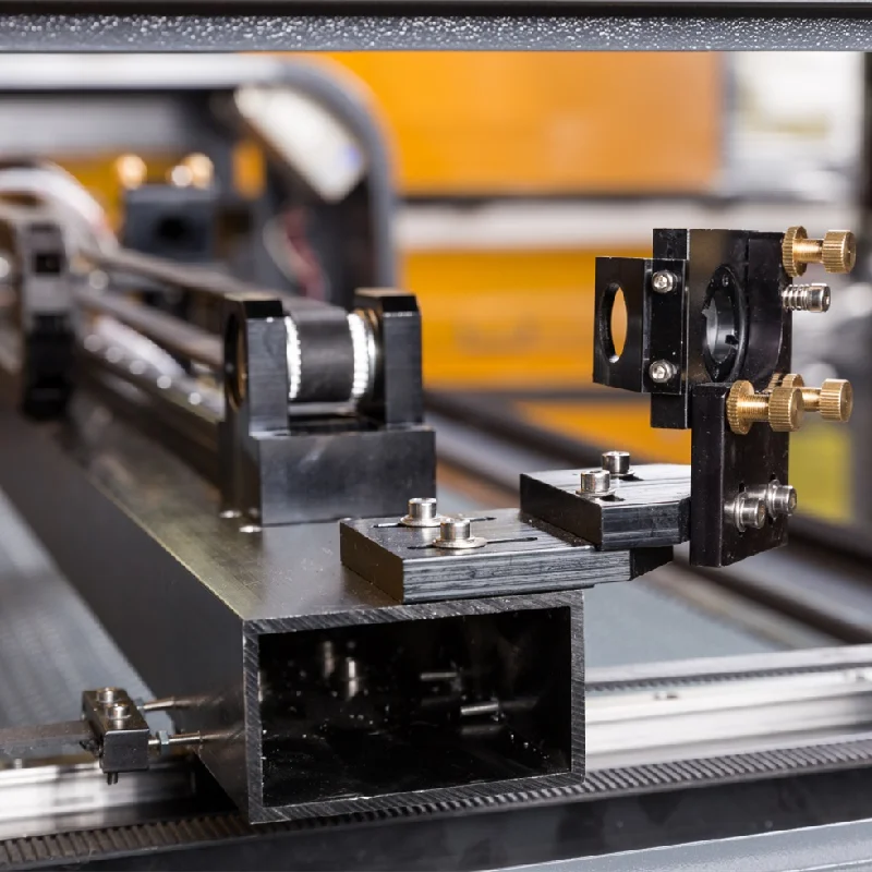 Mašina za lasersko rezanje 80 W CO2 laser engraving, opremljen auto fokusom Ruida 6445G na Električnoj подъемном površini 600x400 mm