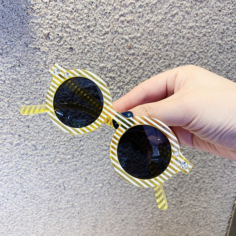 kinder zonnebril 2023 Slatka sunčane naočale za dječake i djevojčice od 3 do 8 godina u strip Сценические Cool sunčane naočale s dijamantima u okvirima Lijepe naočale n437